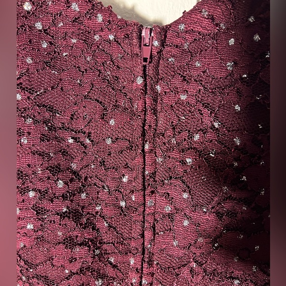 Diamond maroon lace dress - Picture 3 of 7